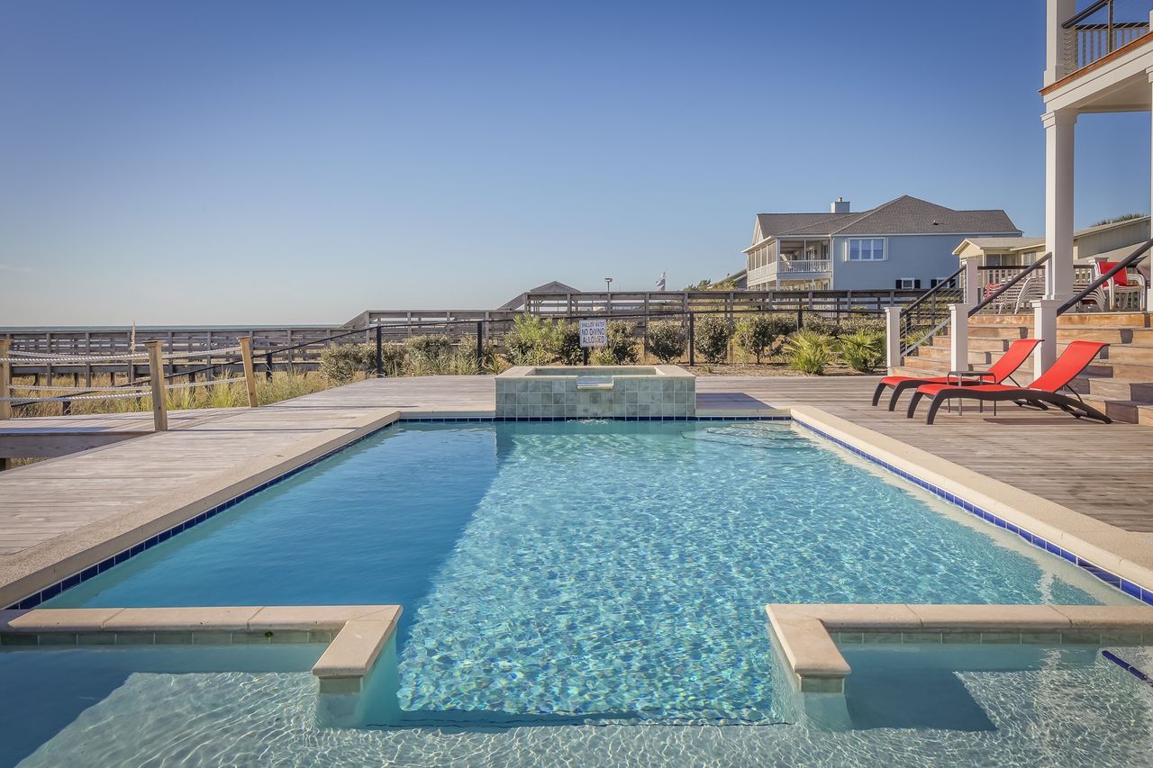 A crystal-clear pool serviced by Pastrana Pool Services
